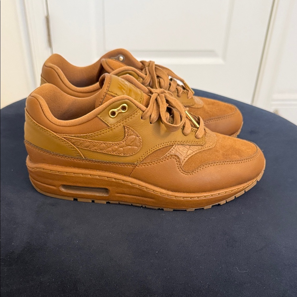 Nike Women Tan Sneakers